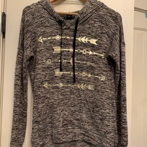 Tunic sweater with arrows